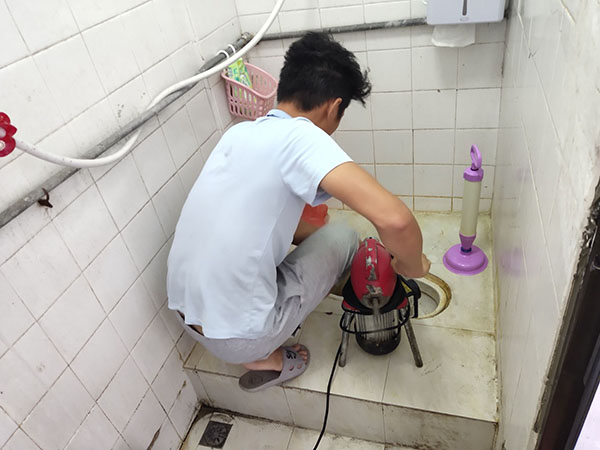 唐河管道堵塞冒臭气 专业师傅现场解决问题
